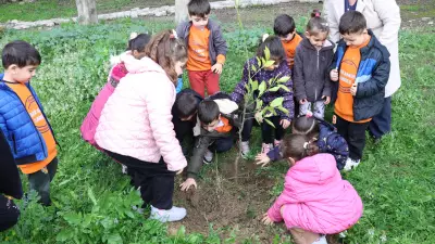 Hatay'da Minik Eller Okullarını Ağaçlandırıyor: Çevre Bilinci Nesillere Aktarılıyor