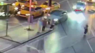 Şişli'de Bayılan Sürücünün Otomobili Direğe Çarptı, Devrilen Direk Turistin Üzerine Düştü