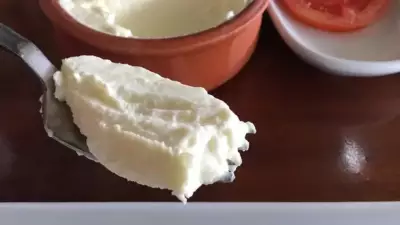 Kaşığı Döndürseniz Düşmüyor: Taş Gibi Yoğurt Mayalamanın 40 Yıllık Sırrı Açıklandı