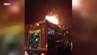 Kartal'da Üç Katlı Binada Çatı Yangını: İki Kişi Dumandan Etkilendi