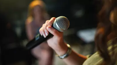 Kekemelik Neden Şarkı Söylerken Azalıyor? Bilimsel Açıklama ve Müziğin Terapötik Etkisi