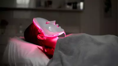 LED Yüz Maskeleri: Güzelleştiriyor mu, Yoksa Ciddi Riskler mi Taşıyor?