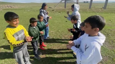 Patnos'taki Köyde Çocuklar Geleneksel Oyunlarla Büyüyor