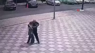 Polis memurunun dikkati sara nöbeti geçiren kadını yaralanmaktan kurtardı