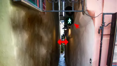 Prag'daki Trafik Işıklı Sokak: İki Kişi Aynı Anda Geçemiyor!