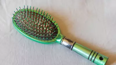 Saç Fırçanızdaki Gri Tabaka Sadece Toz Değil: Uzmanlar Uyarıyor!