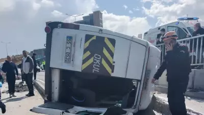 Samsun'da Korkutan Minibüs Kazası: Araç Kavşakta Devrildi, Sürücü Yaralandı