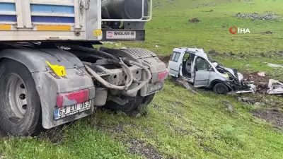 Siverek'te TIR ile Hafif Ticari Araç Çarpıştı: 2 Kişi Hayatını Kaybetti, 1 Yaralı