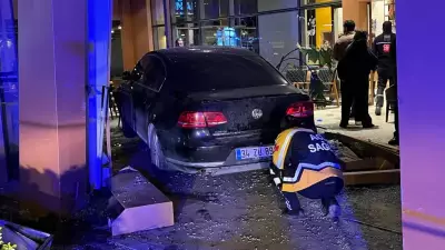 İstanbul Bakırköy'de otomobil kafeye daldı: 6 yaralı