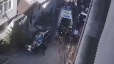 İstanbul Kağıthane'de polisin uyarı ateşi kaldırımdaki berberi vurdu