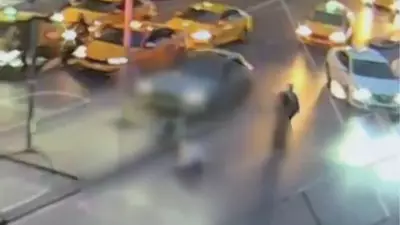 İstanbul'da Feci Kaza: Bayılan Sürücünün Aracı Direğe Çarptı, Devrilen Direk Mısırlı Turisti Yaraladı