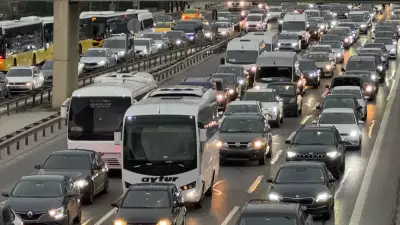 İstanbul'da Trafik Felç Oldu: Köprüler ve Ana Yollar Yoğun