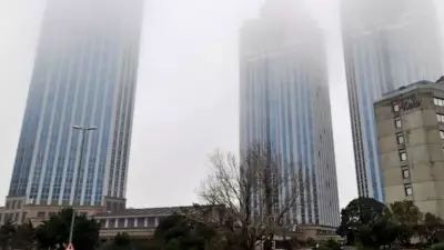 İstanbul'da Yoğun Sis Hayatı Olumsuz Etkiledi: Görüş Mesafesi Düştü