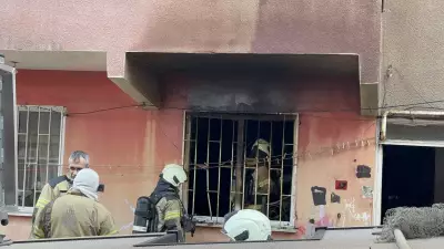 Tuzla'da 3 Katlı Binanın Girişinde Çıkan Yangın Korkuttu