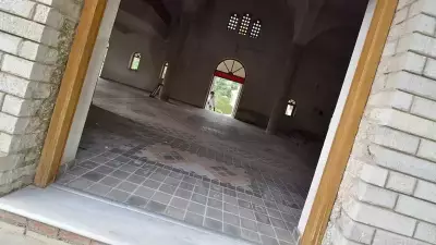 Yunanistan'ın Hayalet Köyündeki Eğik Kilise: Denge Sınavına Hazır Mısınız?