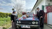 86 Yaşında Romantizm Dersi: 55 Yıllık Eşine Gelin Arabası ve Şiirle Sürpriz