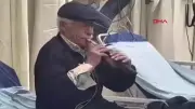 86 Yaşındaki Zurnacı Nazım Koç, Acil Serviste 'Acımı Hafifletiyor' Diyerek Zurna Çaldı