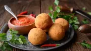 Arancini Tarifi: İtalyan Mutfağının Çıtır Peynir Şelalesi