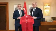 Bakan Ersoy ve Hacıosmanoğlu Buluştu: Futbolcularla Küresel Tanıtım İş Birliği