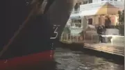 Boğazda gemi karaya oturdu, yalı hasar aldı