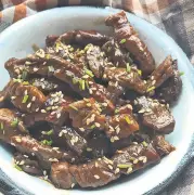 İdil Açıkalın'dan Misafir Sofralarına Özel: Soya Soslu Et Sote ve İrmikli Revani Tarifi