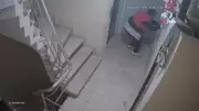 Esenyurt'ta Hırsız Kapıyı Açamayınca Koridora Tuvaletini Yaptı