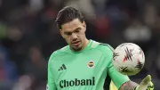 Fenerbahçeli Ederson'a Madde Atan Taraftar Tespit Edildi ve Savcılığa Sevk Edildi