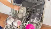 Gece Bulaşık Makinesinde Bırakılan Bulaşıklar Büyük Risk Taşıyor!