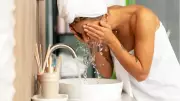 Kafeinli Krem mi Buz Banyosu mu? Dermatolog Yüz Şişkinliği Yöntemlerini Açıkladı
