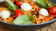 Karidesli ve Taze Mozzarellalı Linguine Tarifi: Sofranıza Renk Katacak Lezzet