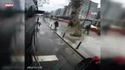 Küçükçekmece'de İETT Otobüsünden İnen Kadına Motosiklet Çarptı: Korkunç Anlar Kameralara Yansıdı