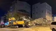 Küçükçekmece'de Kentsel Dönüşüm Binası Tek Kepçe Darbesiyle Yıkıldı