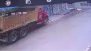 Kocaeli'de Freni Boşalan Kamyon Dehşeti: Yaşlı Adamı Ezen Anlar Kamerada