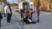 Kuşadası'nda Trafik Kazası: Motosiklet Durağa Çarptı, 2 Yaralı
