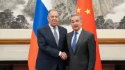 Lavrov ve Vang Görüştü: Uluslararası İlişkiler Ağır Sınavdan Geçiyor