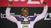 Londra Maratonu: Sabastian Sawe iki saatin altında koşarak dünya rekoru kırdı