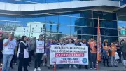 Memurlar İzmir'de Eylemlerine Devam Ediyor: Belediye Önlerinde Protesto