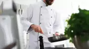 Mutfak Şeflerinin Beyaz Giyinme Sırrı: Hijyen ve Tarihsel Kökenler