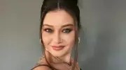 Nurgül Yeşilçay bahçesini rengarenk çiçeklerle donattı