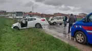 Çorum'da Korkunç Trafik Kazası: İki Araç Kafa Kafaya Çarpıştı, 3 Kişi Yaralandı