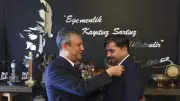 Provokatör Arif Kocabıyık, CHP'ye katıldı: Rozeti Özgür Özel taktı