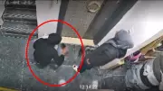 Siirt'te 3 kadın hırsız kamerada: Ayakkabı koklayıp kartla kapı açmaya çalıştılar