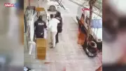 Sultangazi'de Zihinsel Engelli Genç ve Annesine Sopayla Saldırı: O Anlar Kamerada