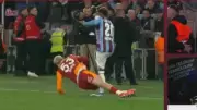 Trabzonspor-Galatasaray Derbisinde Tartışmalı Kırmızı Kart Pozisyonu! Hakem VAR'a Gitti