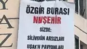 Özgür Özel'e Nevşehir'de Akın Gürlek Pankartı Sürprizi: Sert Tepki ve Gerginlik
