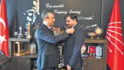 Özgür Özel'in umudu 'bankamatik' Arif: CHP'ye rozet taktı