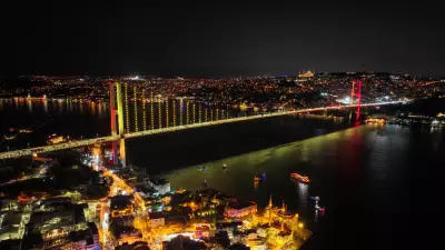 15 Temmuz Şehitler Köprüsü Galatasaray'ın Renkleriyle Aydınlatıldı