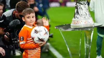 6 yaşındaki Cihangir'in dileği gerçek oldu: UEFA Avrupa Ligi finalinde top taşıdı