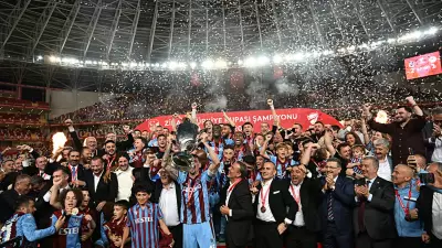 Şampiyon Trabzonspor Ziraat Türkiye Kupası'nı Kaldırdı