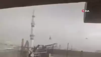 Şanlıurfa'da fırtınada cami minaresi yıkıldı: O anlar kamerada